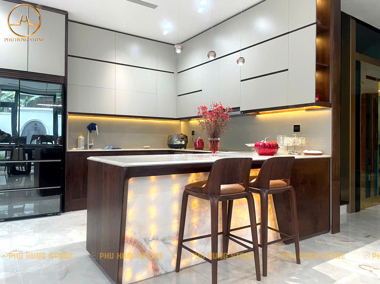 Hình ảnh Bàn đảo bếp sử dụng đá Onyx xuyên sáng ốp chân