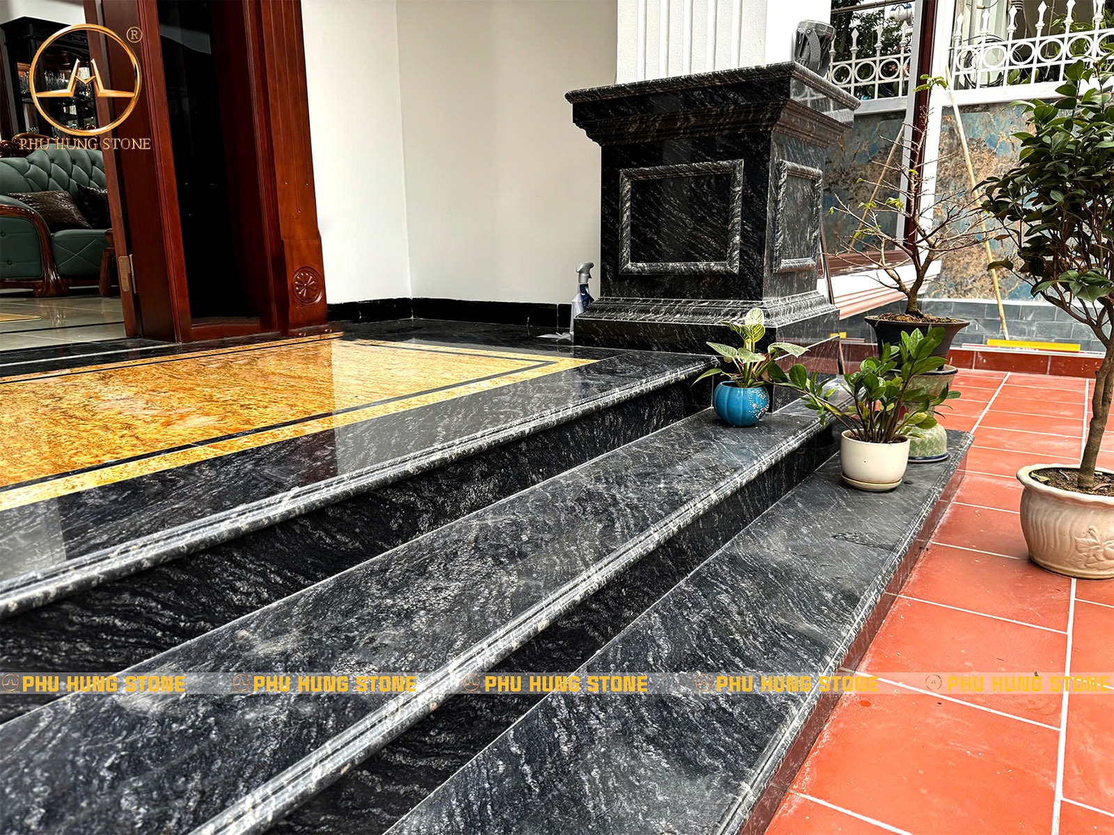 Hình ảnh Đá đen rừng và đá vàng hoàng gia ốp tiền sảnh
