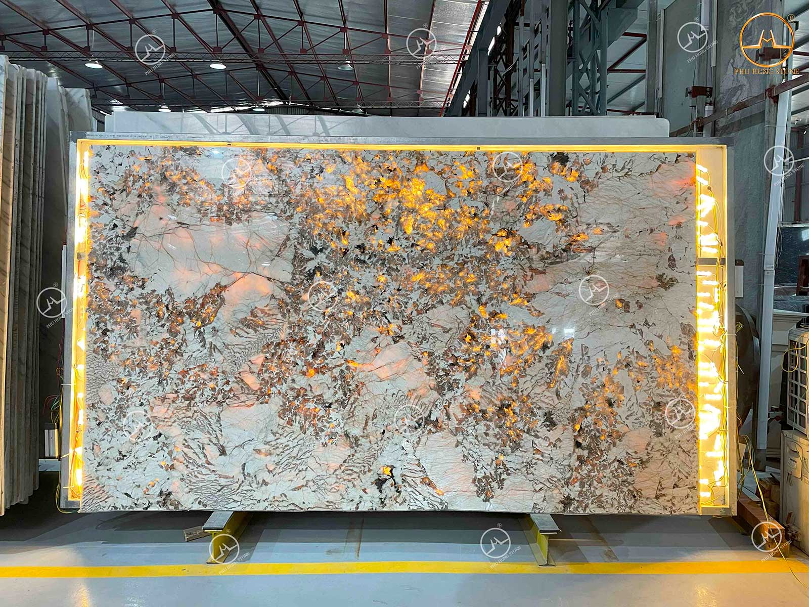 Hình ảnh Đá granite Alpinus xuyên sáng đẹp độc đáo