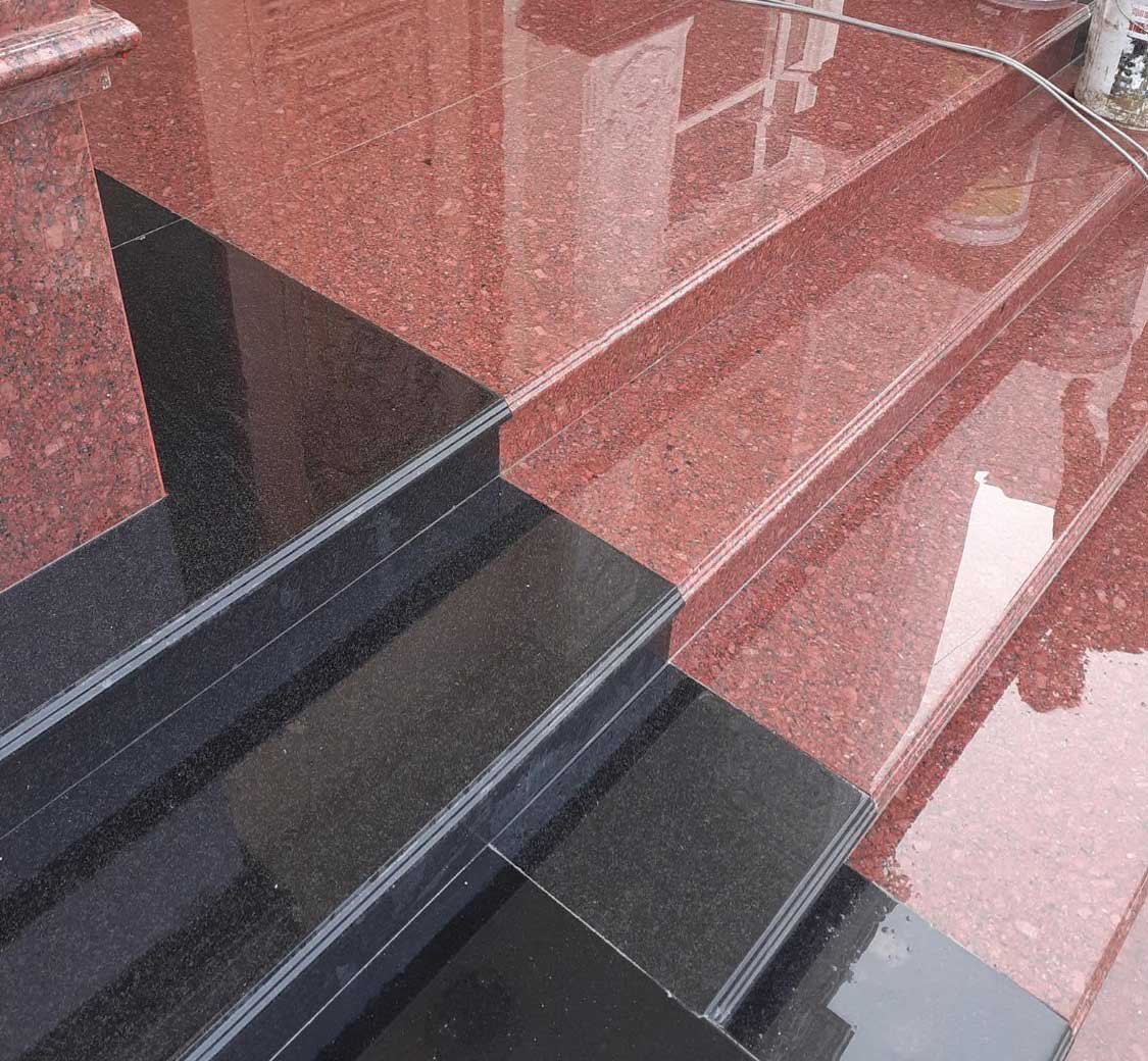 Hình ảnh Đá granite Đỏ Ruby phối hợp cùng đá đen ốp tam cấp