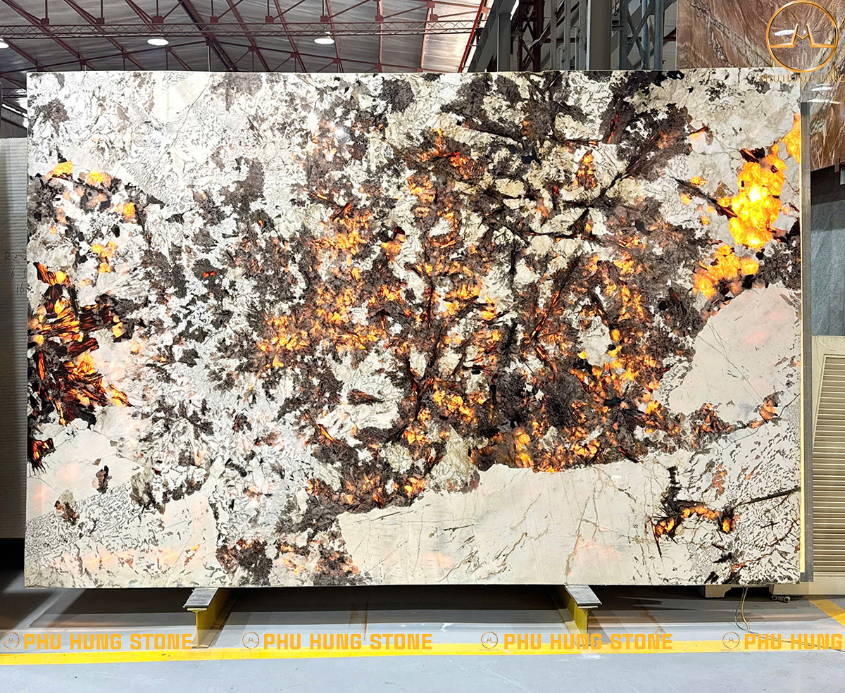 Hình ảnh Mẫu đá Granite Swiss Alps 01 khi được chiếu đèn xuyên sáng