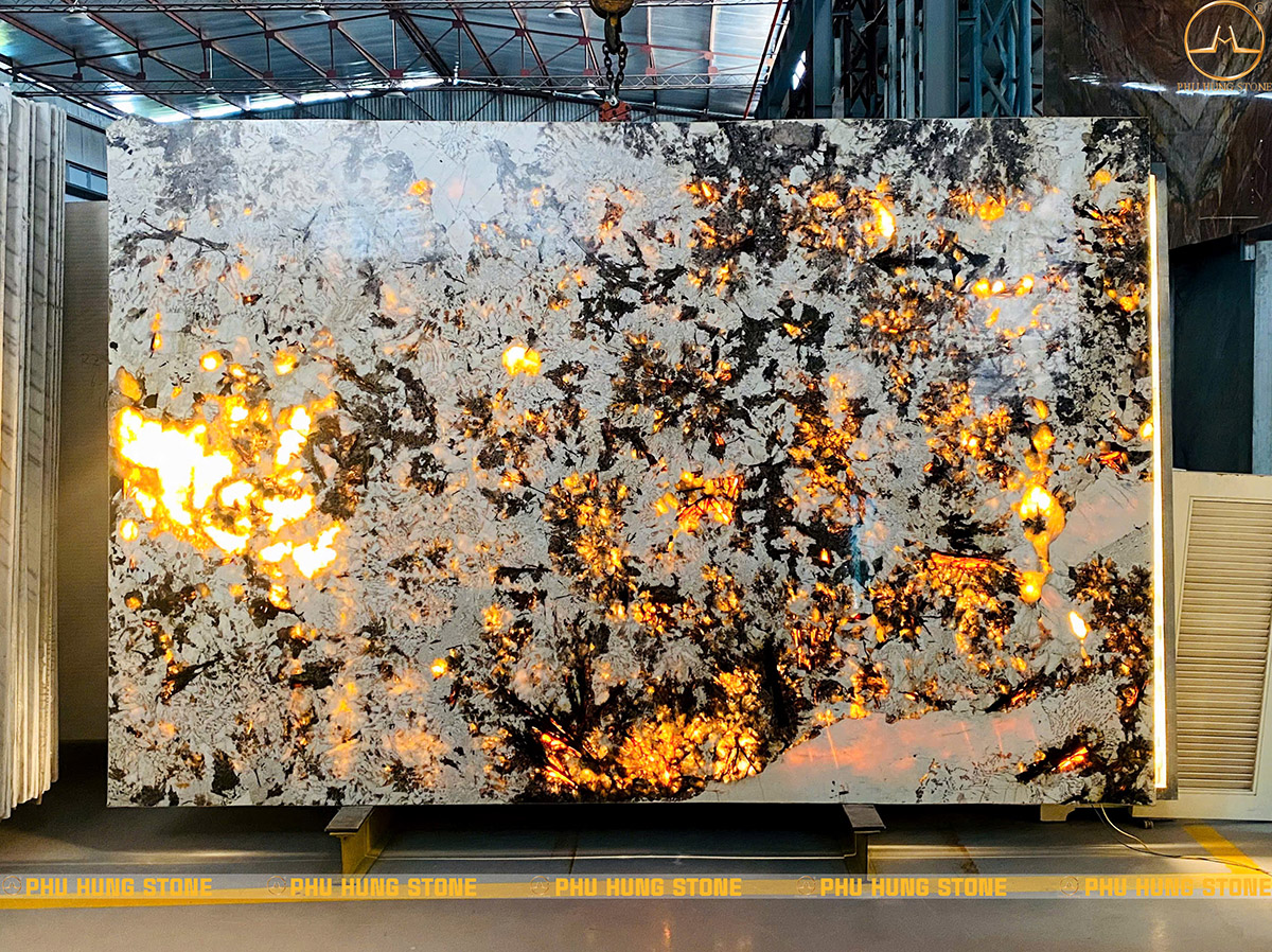 Hình ảnh Đá Granite Swiss Alps 04 xuyên sáng tone vàng đậm