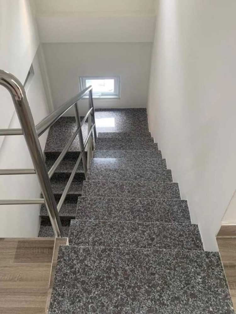 Hình ảnh Đá granite tím hoa cà làm cầu thang đẹp