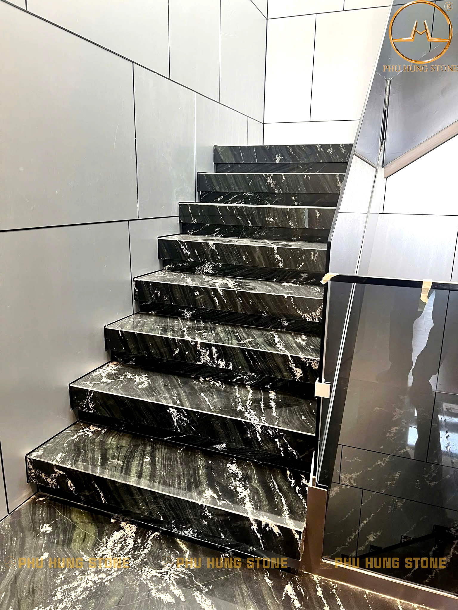 Hình ảnh Đá granite tự nhiên ốp cầu thang nhà chị Hoa