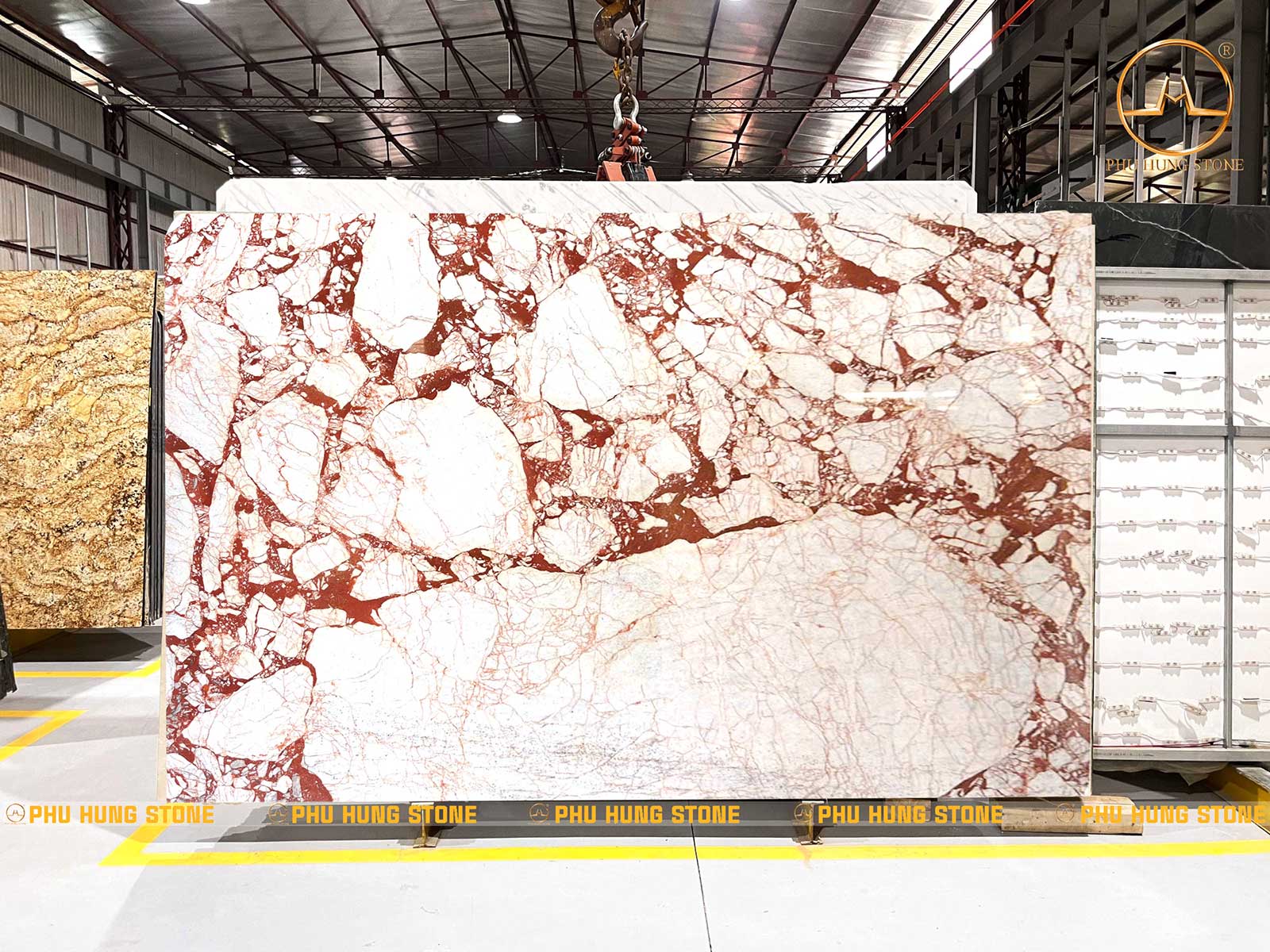 Hình ảnh Đá marble Calacatta Red cầu thang độc đáo