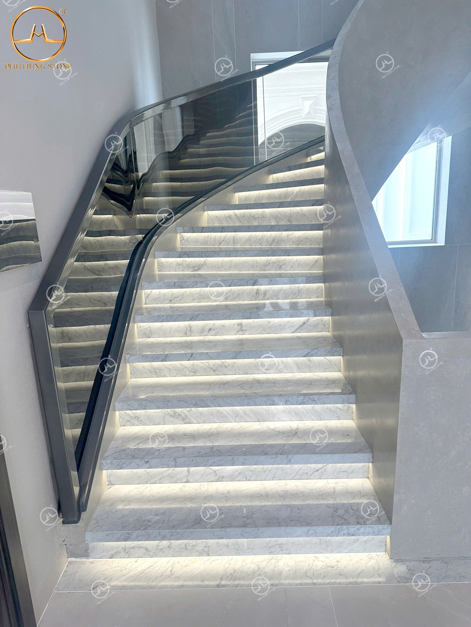 Hình ảnh Đá Marble Trắng Ý ốp cầu thang căn biệt thự