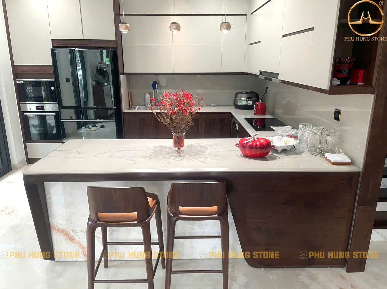Hình ảnh Đá onyx ốp chân bàn đảo bếp khi chưa bật đèn xuyên sáng
