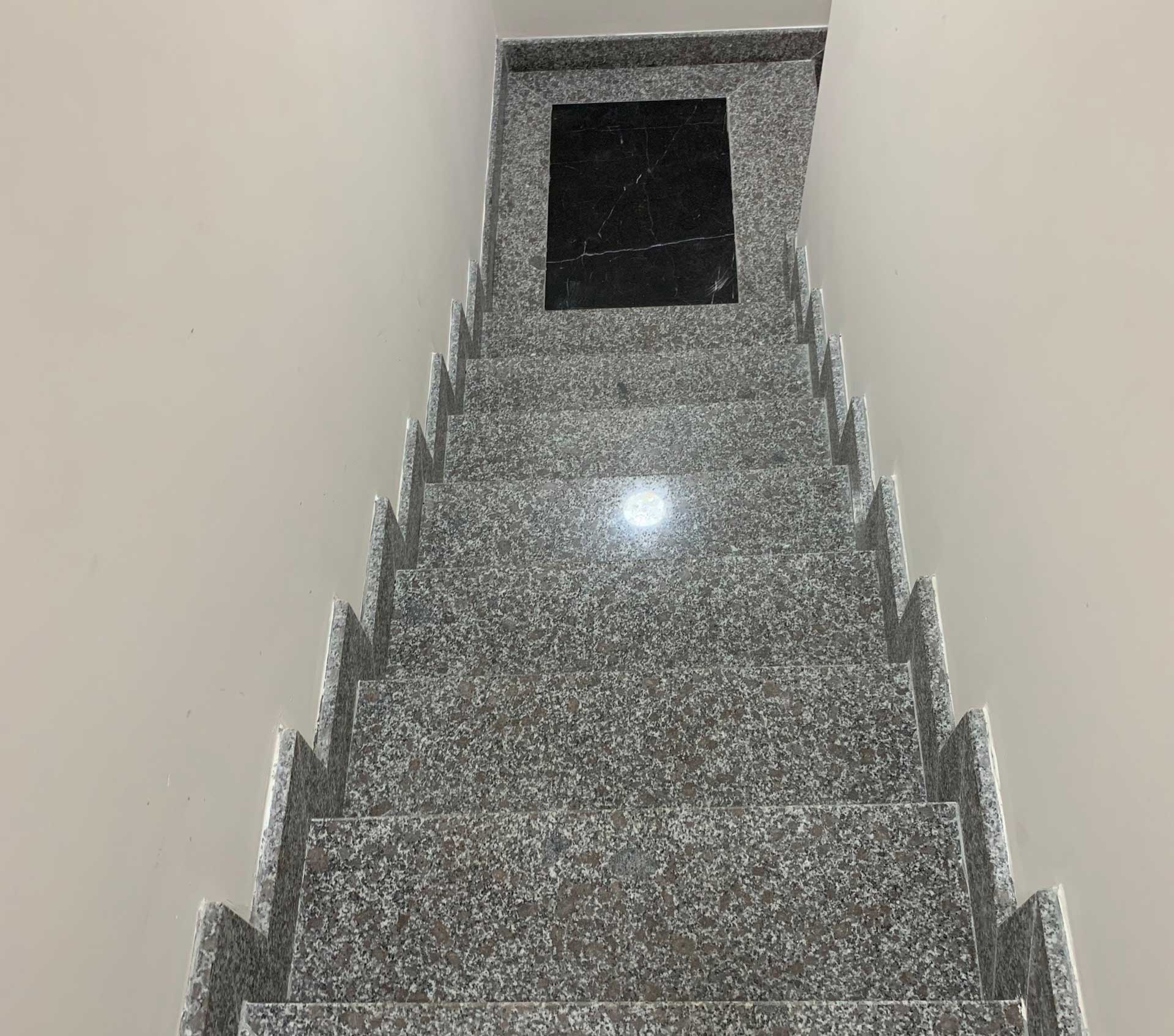 Hình ảnh Đá ốp cầu thang tím hoa cà đẹp