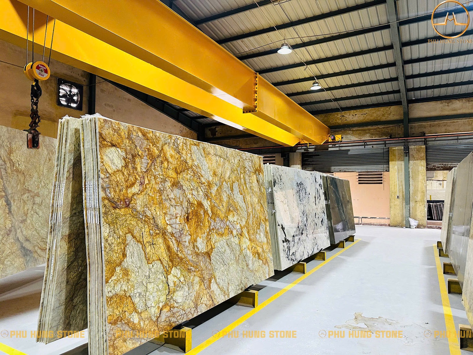 Hình ảnh thực tế Tổng Kho Đá Phú Hưng cơ sở Ngọc Hồi