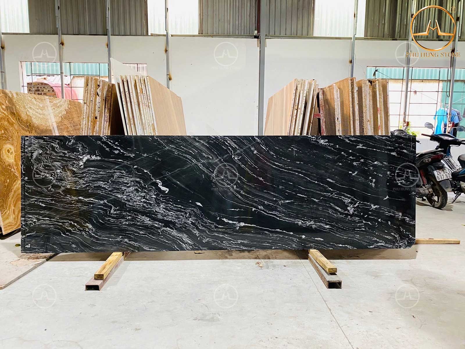Hình ảnh Mẫu đá granite Black Forest khổ nhỏ làm cầu thang