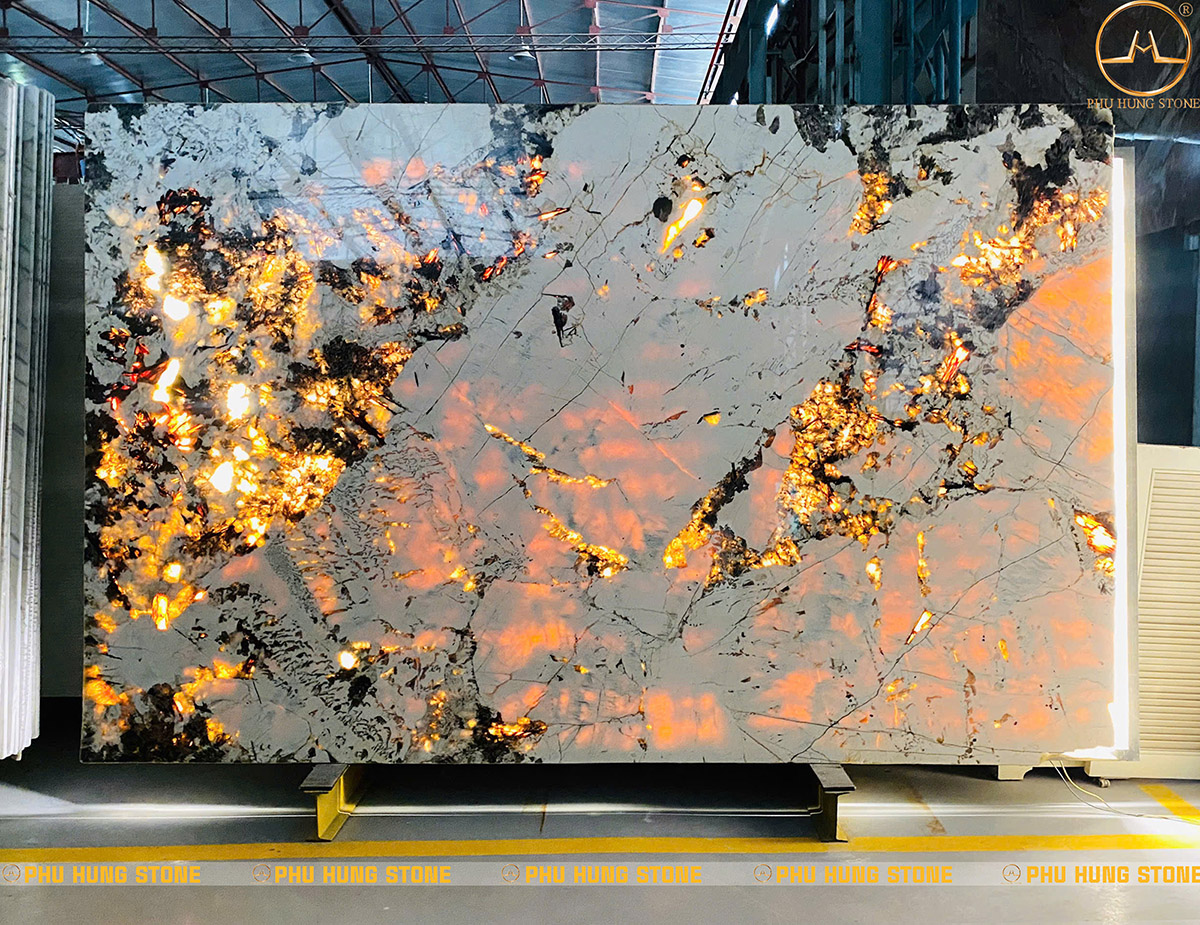 Hình ảnh Mẫu Đá Granite Swiss Alps 03 khi chiếu đèn xuyên sáng