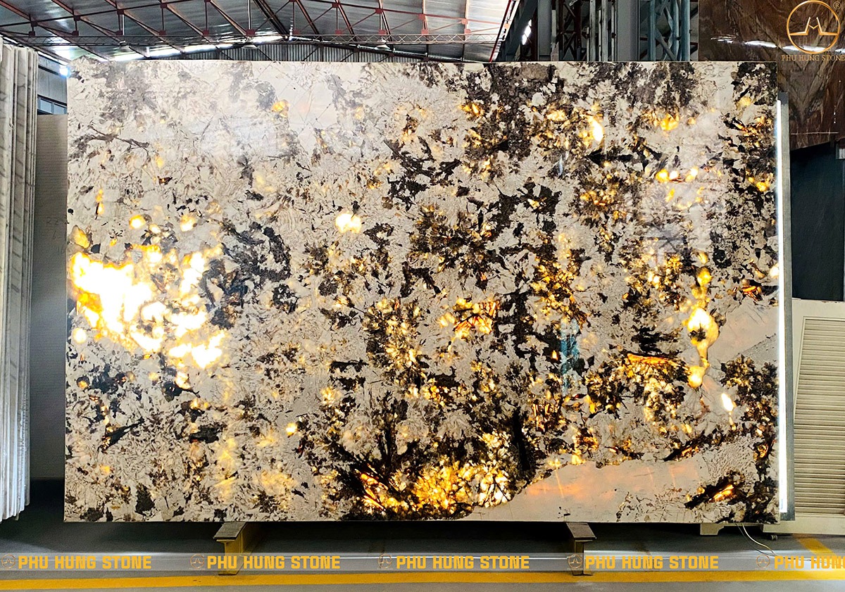 Hình ảnh Mẫu Đá Granite Swiss Alps 04 chiếu đèn xuyên sáng