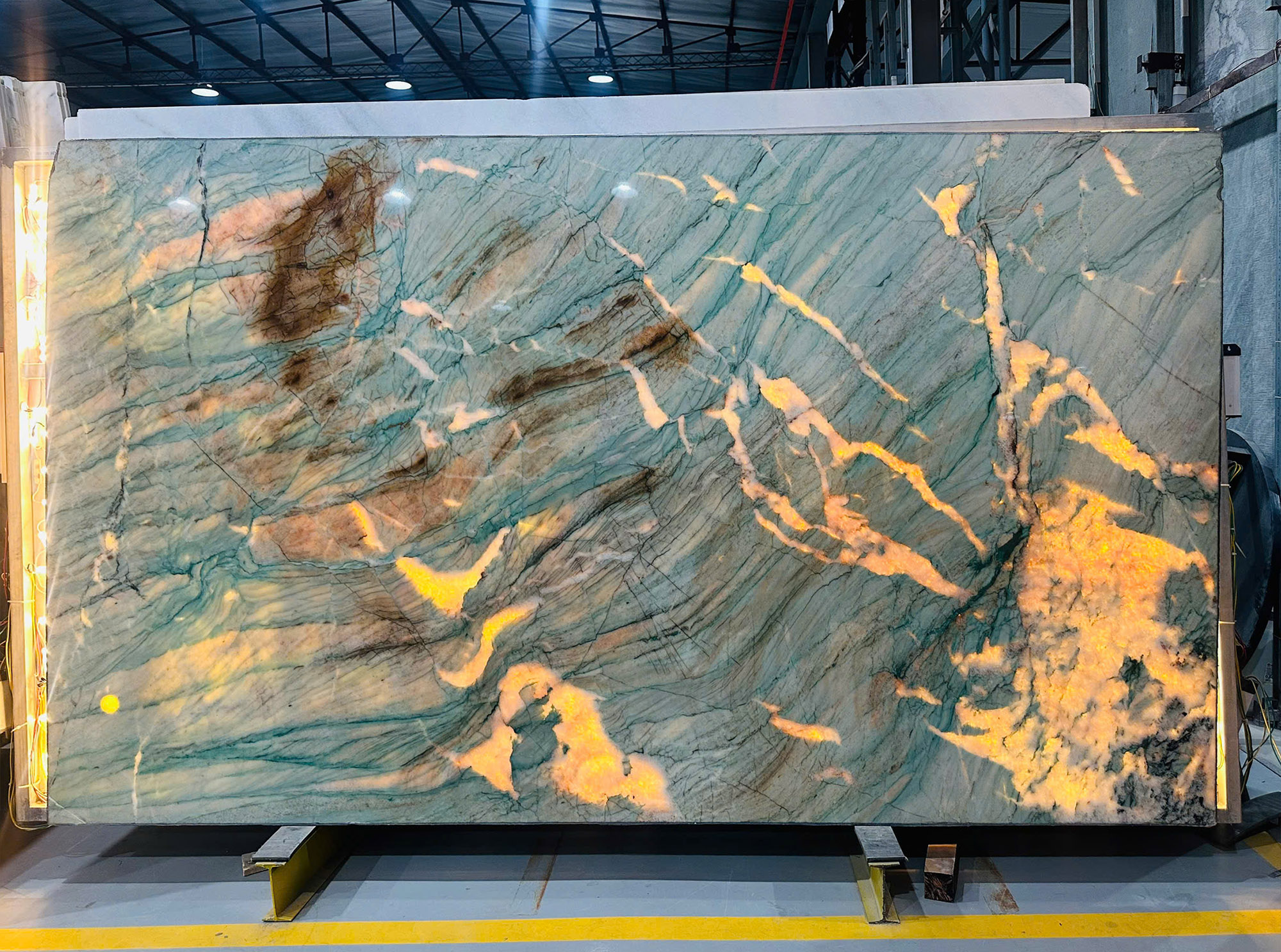 Hình ảnh Mẫu đá Quartz Wunderbar khi được chiếu xuyên sáng