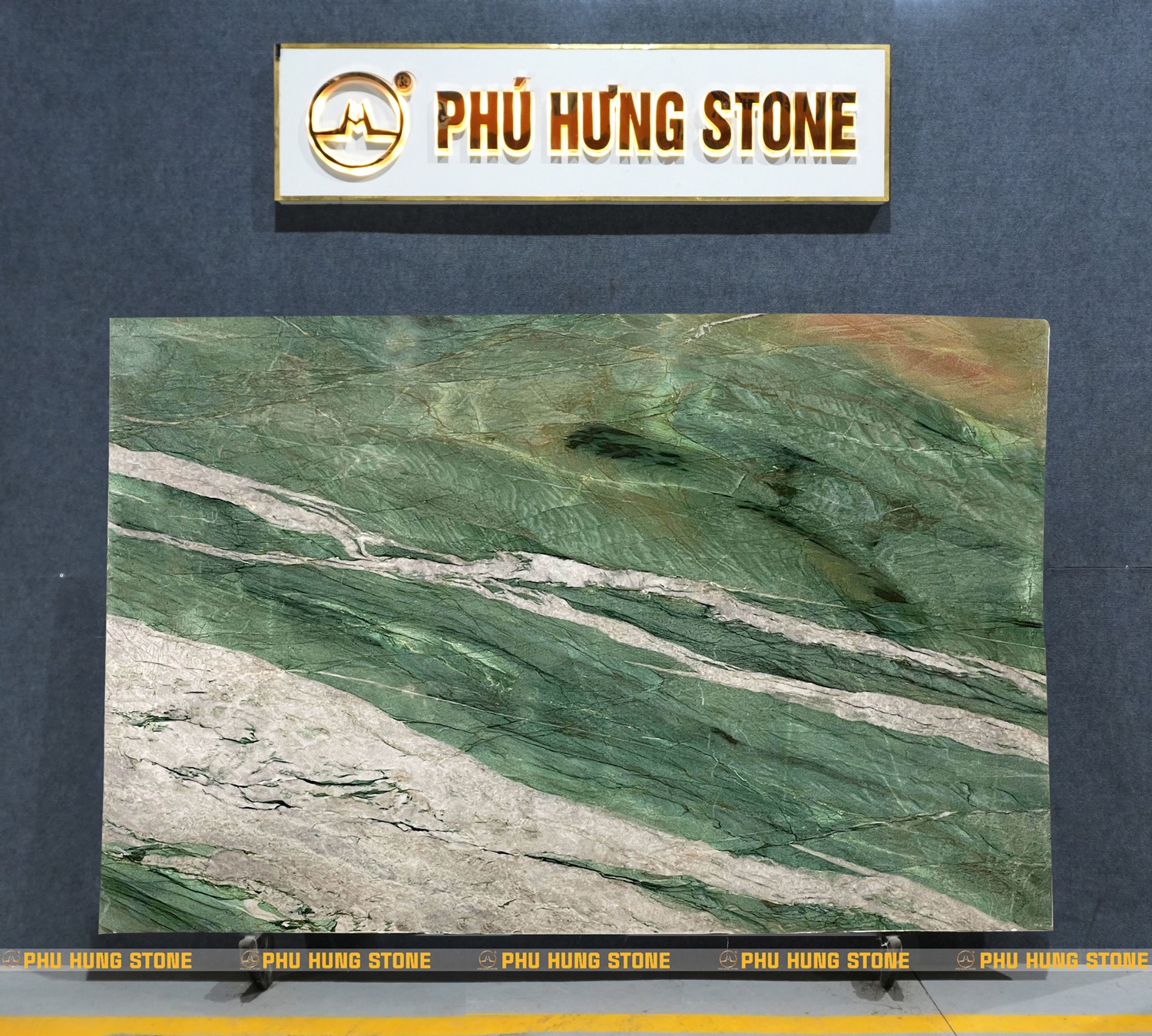 Hình ảnh Mẫu đá thạch anh màu xanh Quartz Crytal khổ lớn