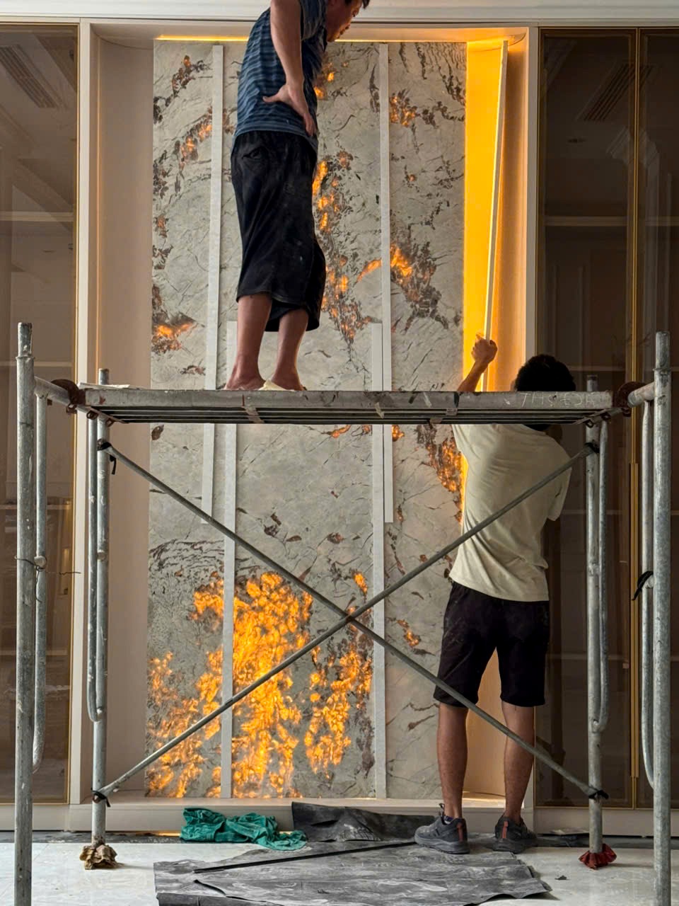 Hình ảnh Thi công tranh đá Granite Alabaster White