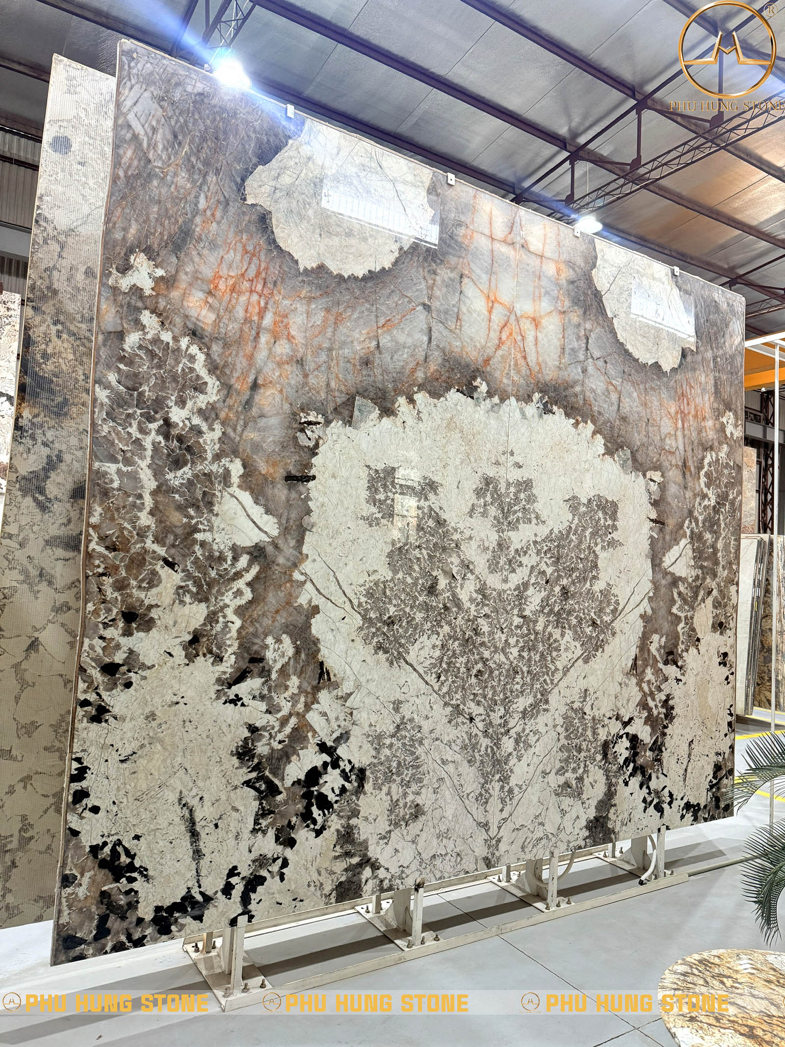 Hình ảnh Tranh đá granite tự nhiên ghép đối xứng 2 tấm