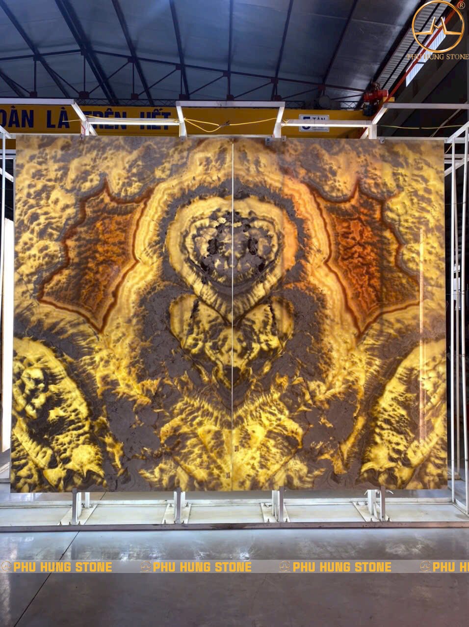 Hình ảnh Tranh Onyx vân ngọc đối xứng xuyên sáng