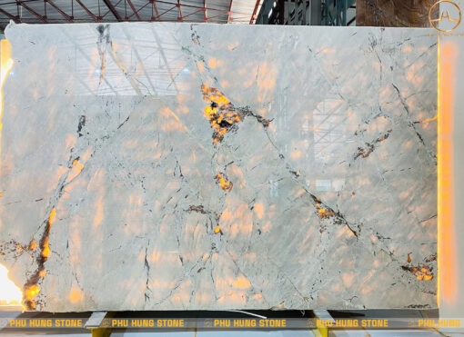 Hình ảnh Vân đá Granite Picasso White khác lô xuyên sáng