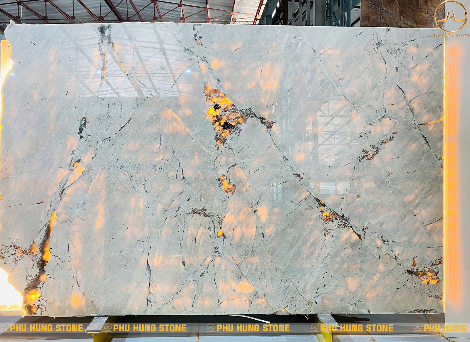Hình ảnh Vân đá Granite Picasso White khác lô xuyên sáng
